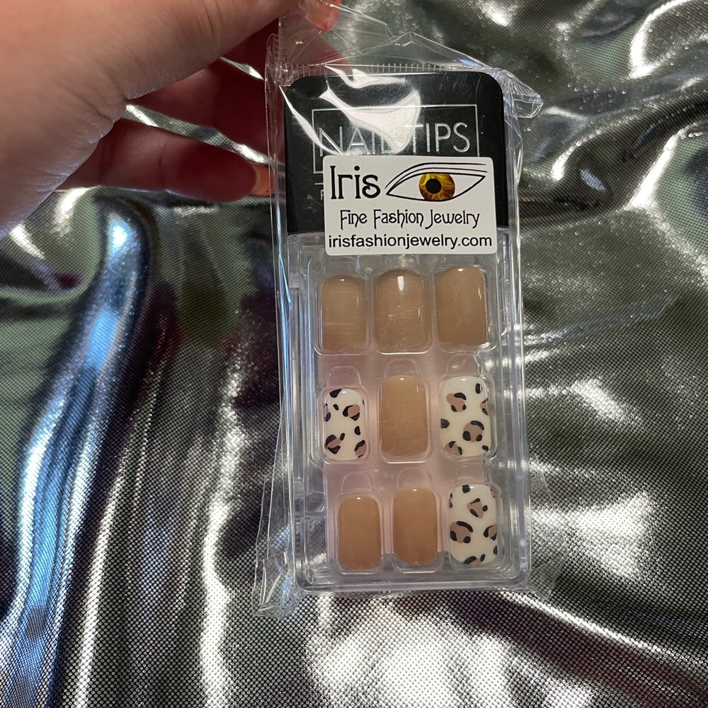 Press on nails